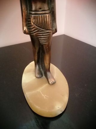 Figura egipcia de bronce y peana de alabastro