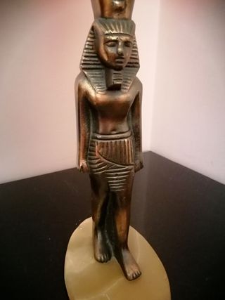 Figura egipcia de bronce y peana de alabastro