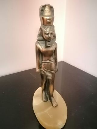 Figura egipcia de bronce y peana de alabastro