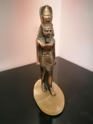 Figura egipcia de bronce y peana de alabastro