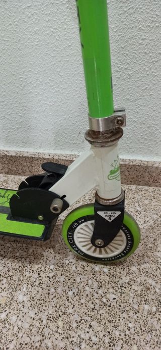 Patinete niño/a verde y negro