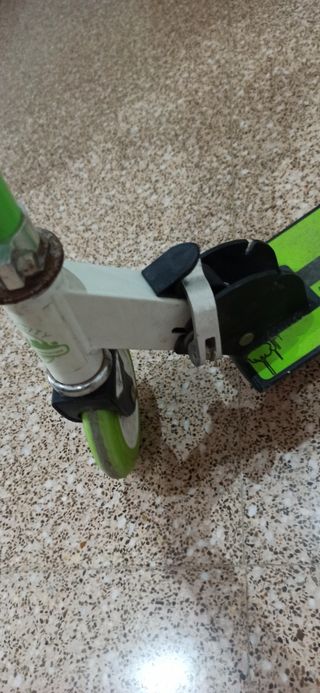 Patinete niño/a verde y negro