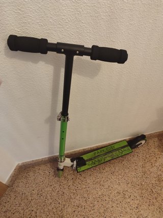 Patinete niño/a verde y negro