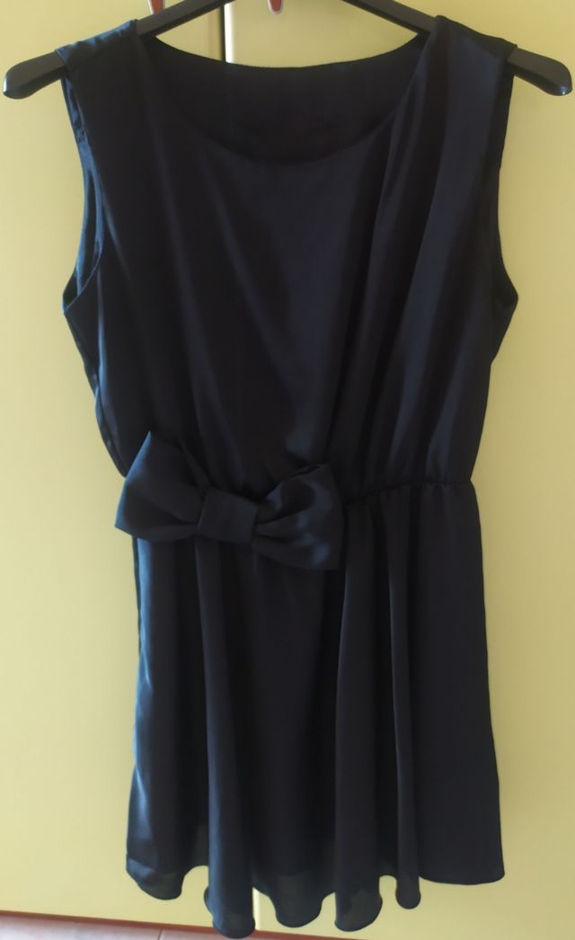 Vestito nero con fiocco