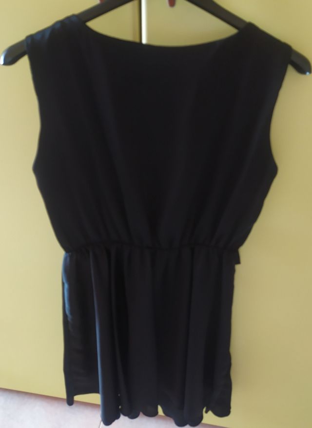 Vestito nero con fiocco