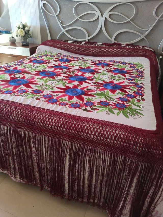 Conjunto de mantón, falda y zapatos impecable