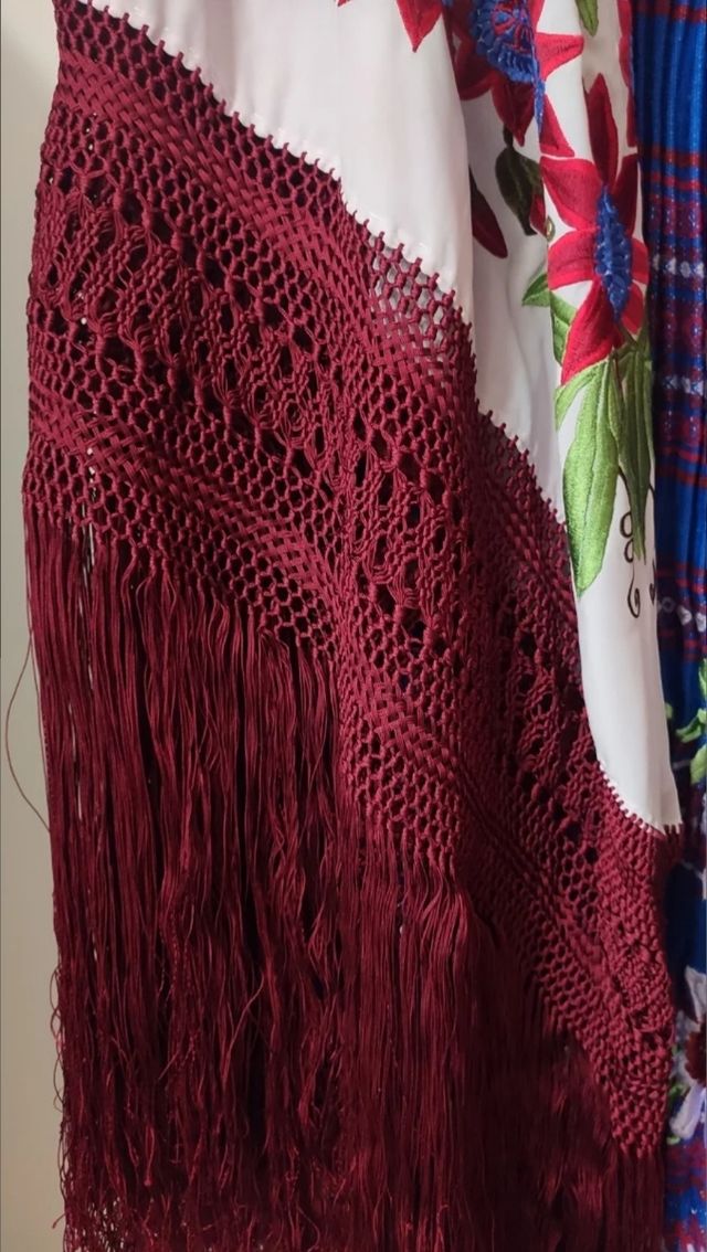 Conjunto de mantón, falda y zapatos impecable