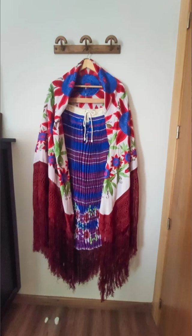 Conjunto de mantón, falda y zapatos impecable