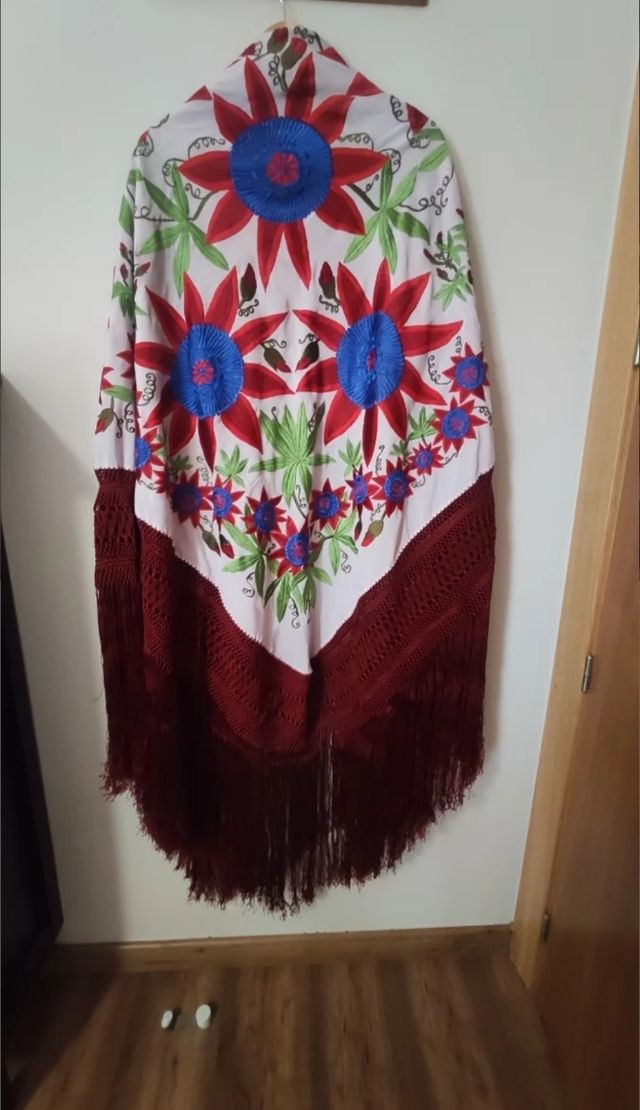 Conjunto de mantón, falda y zapatos impecable