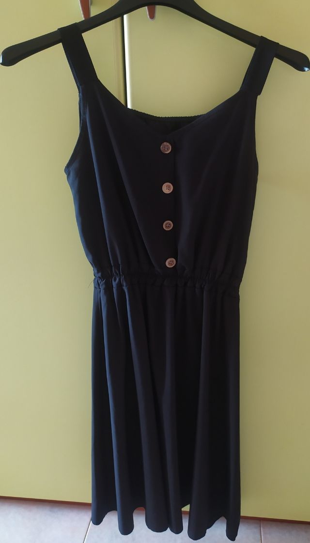 Vestito nero con bottoni