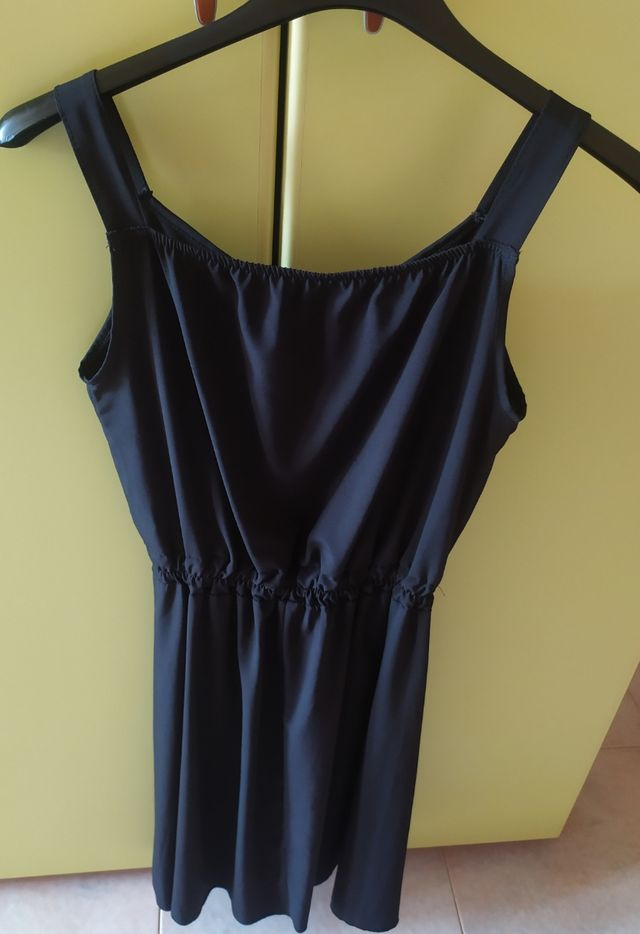 Vestito nero con bottoni