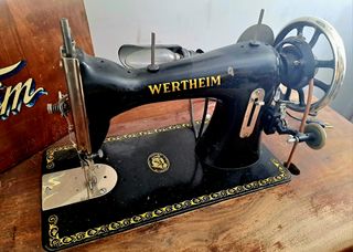 Máquina de coser Wertheim antigua