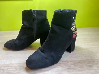 Botines negros con bordado