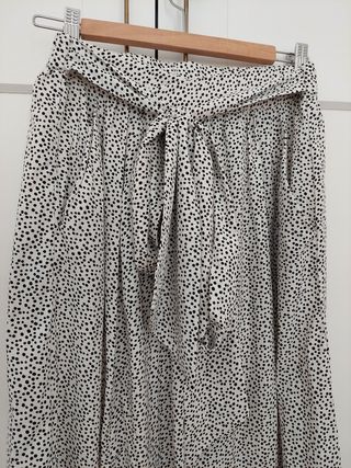 Falda larga blanca con topos negros