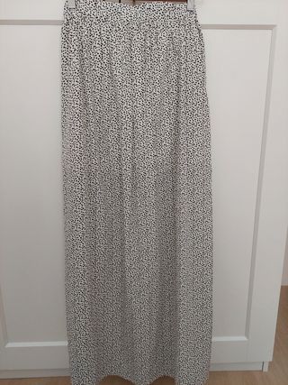 Falda larga blanca con topos negros