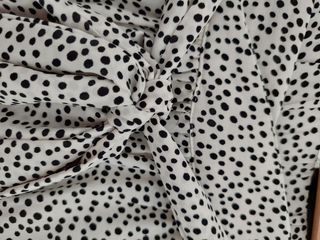 Falda larga blanca con topos negros