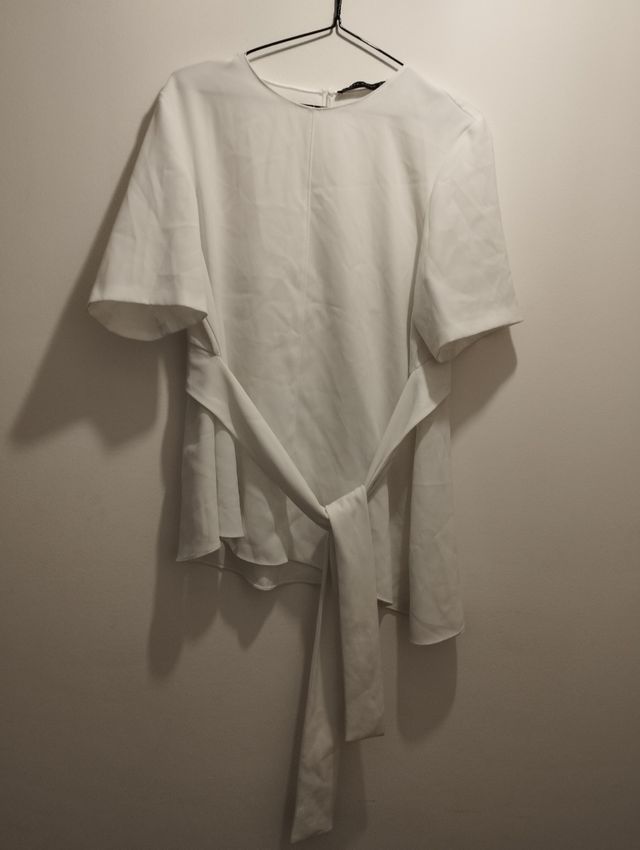 Camisa cuello redondo  manga corta con cinturón