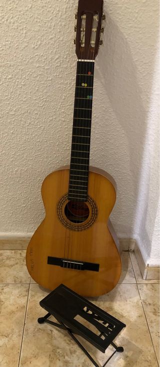 Guitarra española con reposa pie