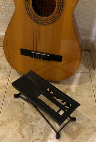 Guitarra española con reposa pie