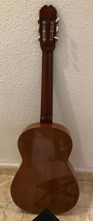 Guitarra española con reposa pie