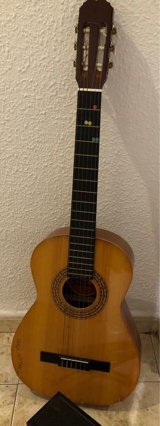 Guitarra española con reposa pie