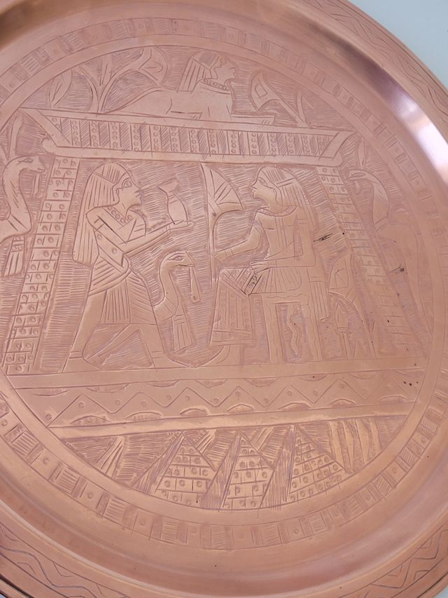 Bandeja de cobre con símbolos egipcios