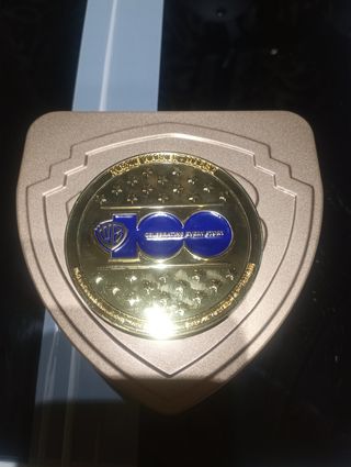 Moneda + Estuche Aniversario Warner bros 100 años