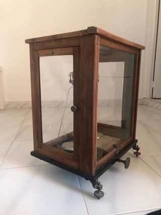 Balanza antigua en urna