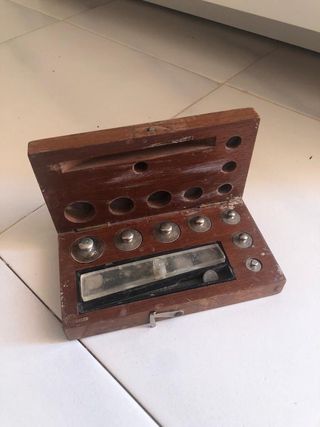 Balanza antigua en urna