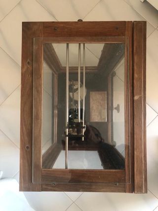 Balanza antigua en urna