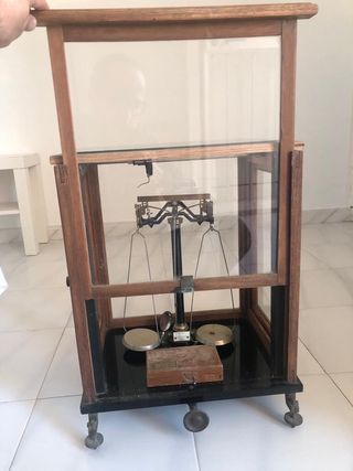 Balanza antigua en urna