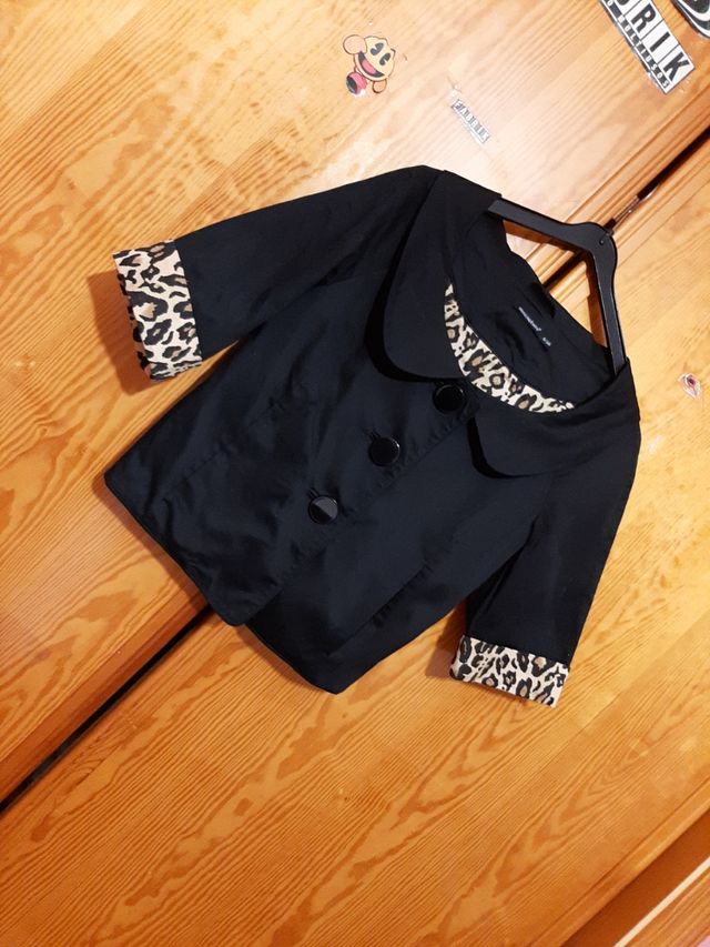 Chaqueta negra y leopardo