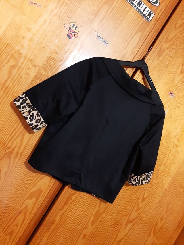 Chaqueta negra y leopardo