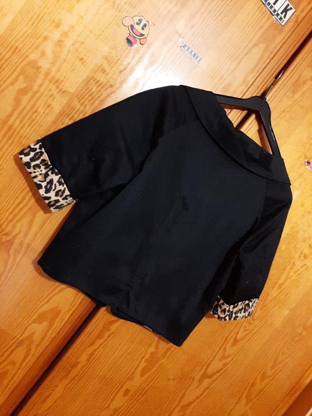 Chaqueta negra y leopardo