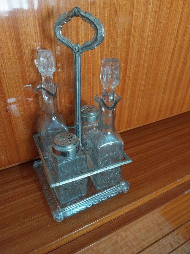 Aceitera, vinagrera, sal y pimienta.