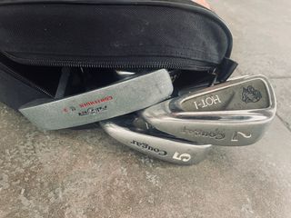 11 palos de golf Couga con funda boomerang.