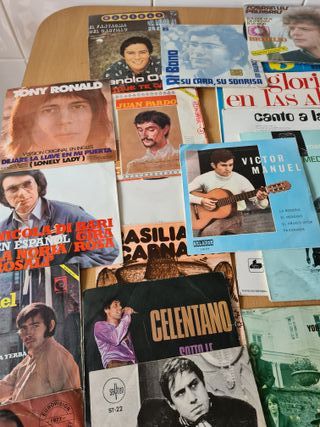 TOCADISCOS MUY ANTIGUO Y DISCOS DE LA EPOCA