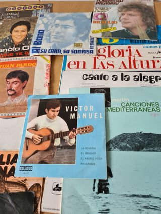 TOCADISCOS MUY ANTIGUO Y DISCOS DE LA EPOCA