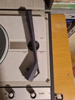 TOCADISCOS MUY ANTIGUO Y DISCOS DE LA EPOCA