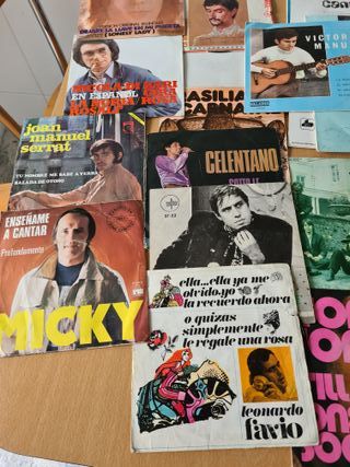 TOCADISCOS MUY ANTIGUO Y DISCOS DE LA EPOCA