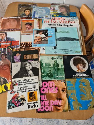 TOCADISCOS MUY ANTIGUO Y DISCOS DE LA EPOCA