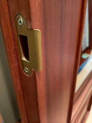 Puerta doble interior de sapelly con cristal.