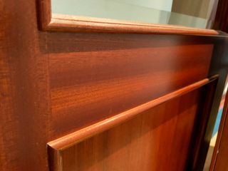 Puerta doble interior de sapelly con cristal.