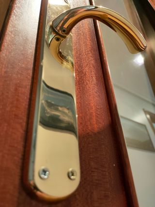 Puerta doble interior de sapelly con cristal.