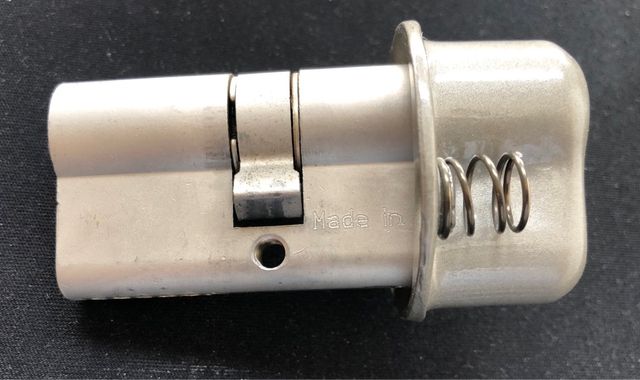 Bombin Ezcurra y escudo calavera