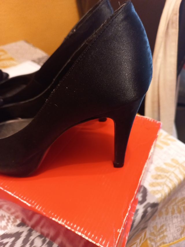 Zapato de fiesta negro.