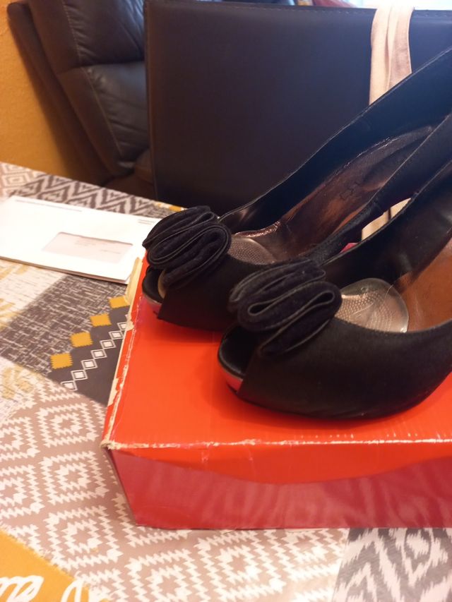 Zapato de fiesta negro.