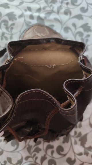 Mochila de cuero marrón oscuro