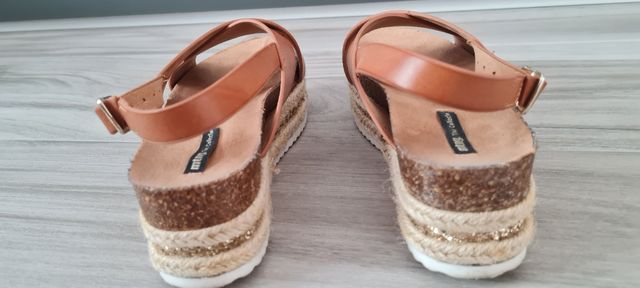 Sandalia Mustang cuero marrón