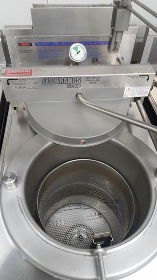 Freidora Industrial Broaster, y 3 productos mas